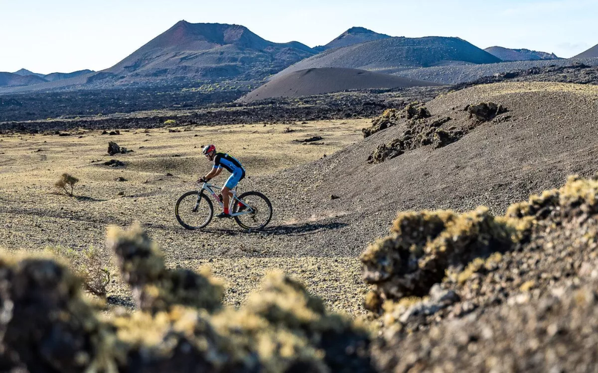Sale de ruta en bici por Lanzarote, se cae y pasa 15 horas desaparecido en condiciones extremas. Un cicloturista, en una imagen de archivo, 