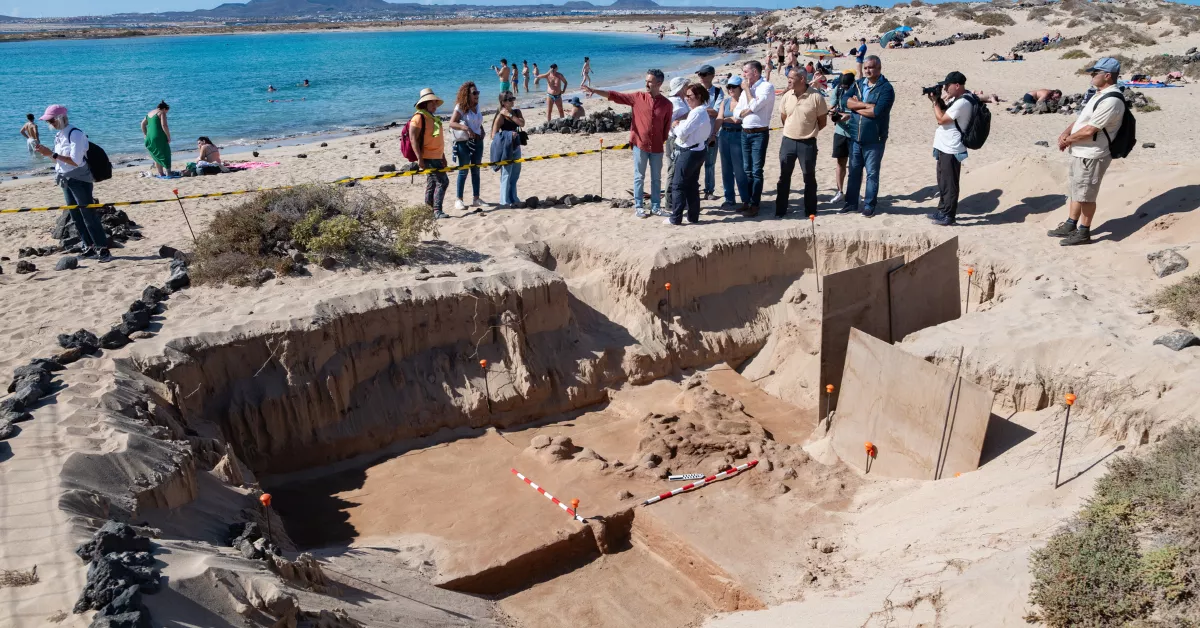 Vista de los trabajos que se están realizando en al yacimiento arqueológico romano del islote de Lobos, en Fuerteventura.  CARLOS DE SÁA EFE