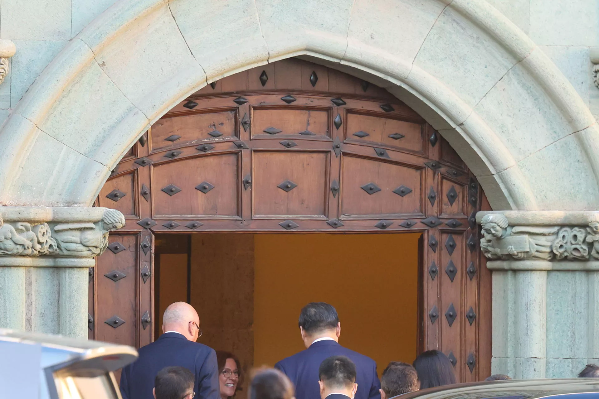 Xi Jinping entra en la Casa de Colón acompañado por la directora del museo, Carmen Gloria Rodríguez, y el cronista de Las Palmas de Gran Canaria, Juan José Laforet. / ELVIRA URQUIJO A.-EFE