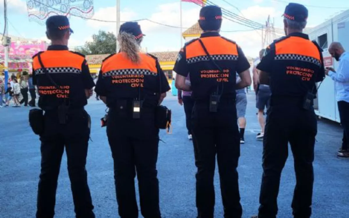 En la imagen, agentes de Protección Civil que no están vinculados a la operación policial en Santa Cruz de Tenerife. / AH