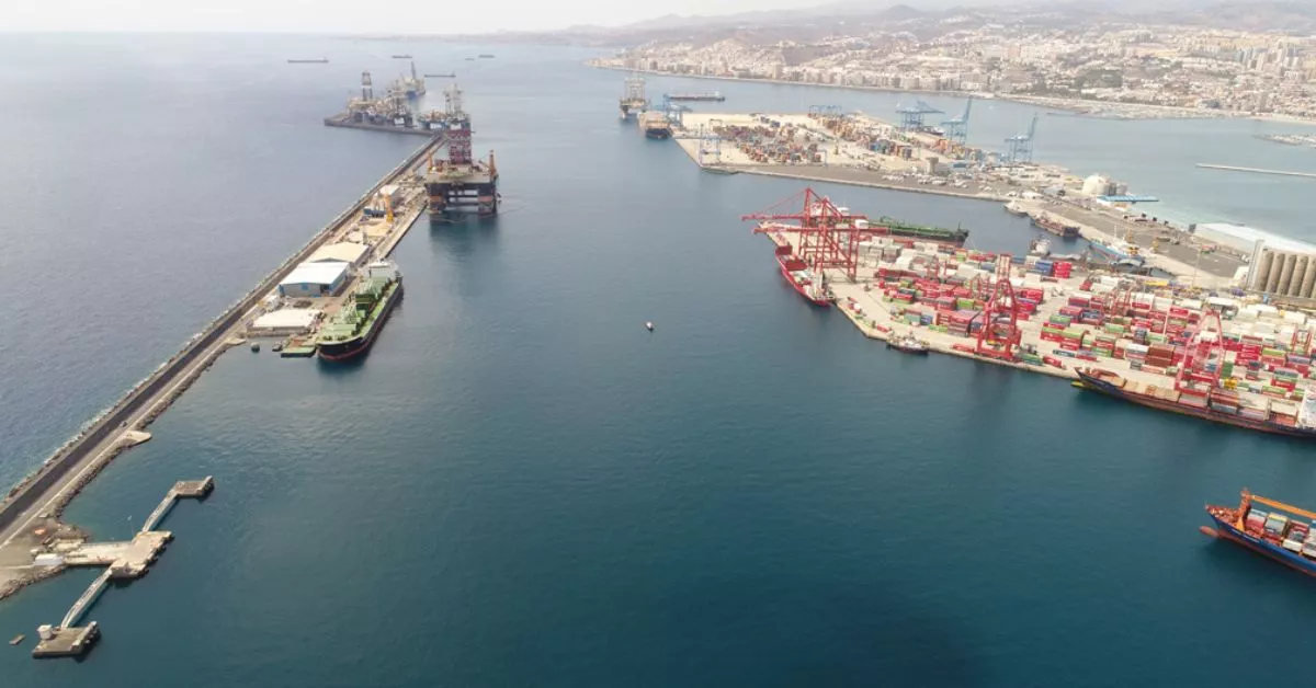 Canal de entrada al Puerto de Las Palmas a través del muelle Reina Sofía, que desemboca en los astilleros de Zamakona y de Astican. / AH