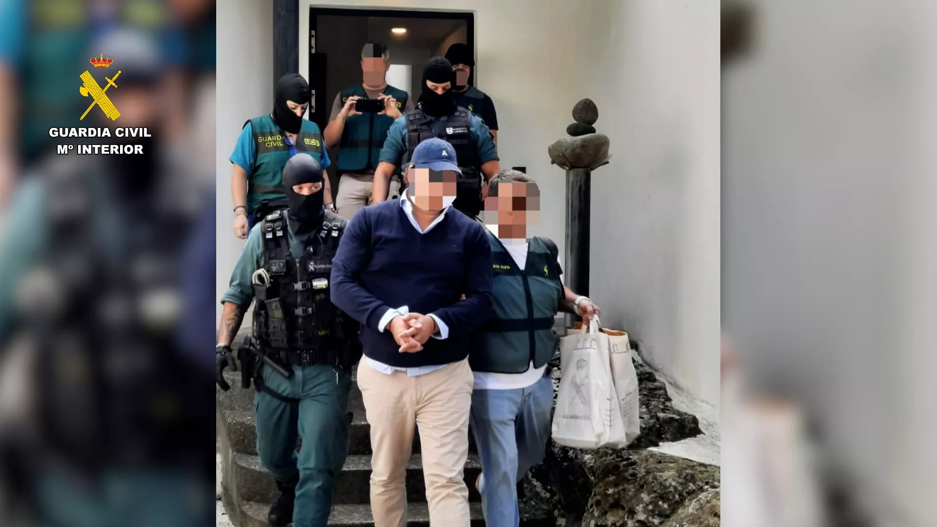 Detienen en Gran Canaria al presunto autor de una estafa de 800.000 euros en Melilla. En la imagen, D.M.M.J tras su detención por parte de agentes de la UCO. / AH