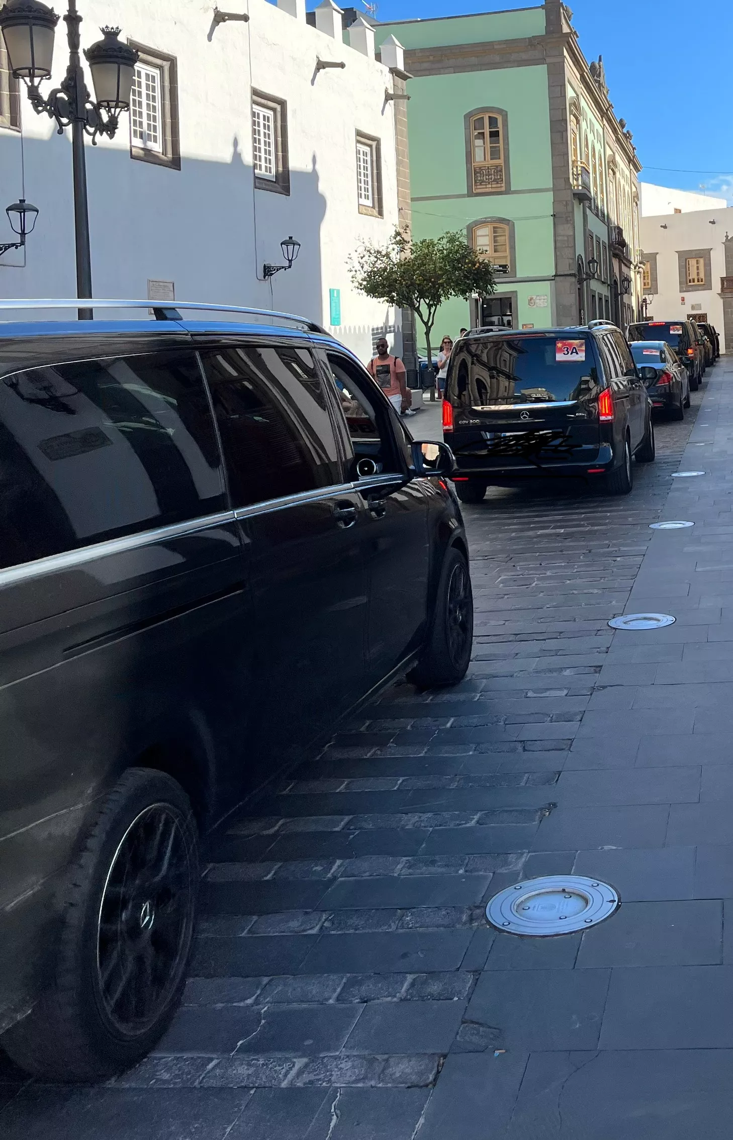 Paso de los vehículos de la comitiva del presidente chino por las calles de Vegueta el pasado miércoles 13 de noviembre