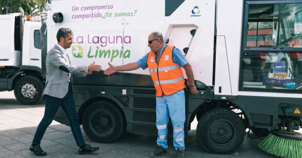 Luis Yeray Gutierrez (i), alcalde de La Laguna, en la presentación del contrato de limpieza con Urbaser./ ATYO. LA LAGUNA