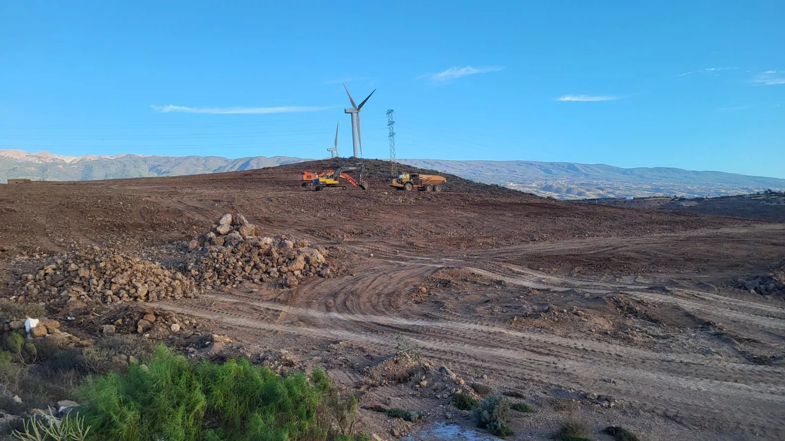 Las palas trabajan en los terrenos del ITER que van a albergar el parque Fotobat 5+5. / ARCHIVO-CEDIDA