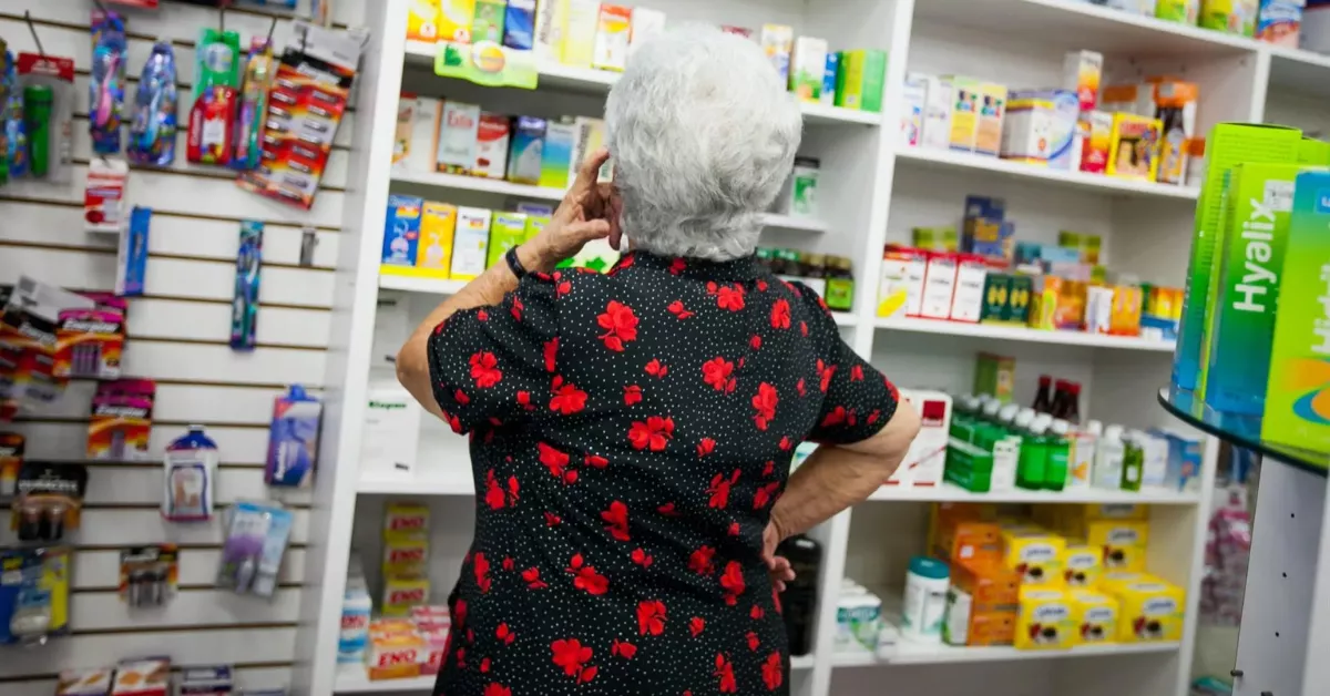 Una mujer compra medicamentos en una farmacia de Canarias. /EFE