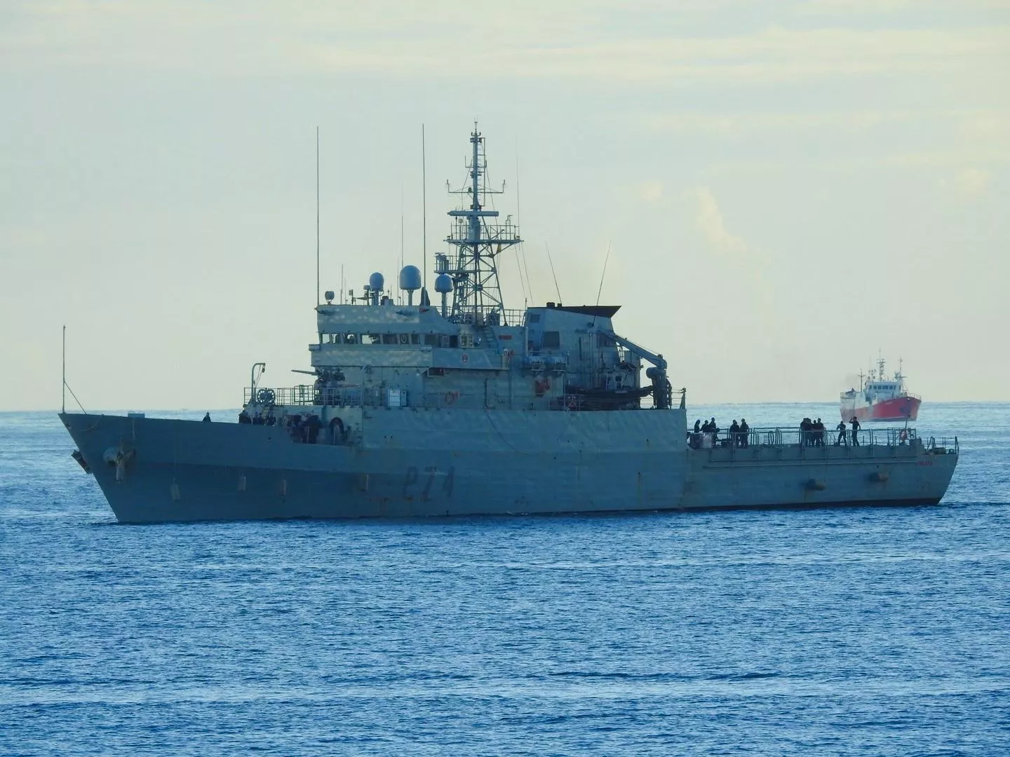 Operativo que interceptó el pesquero Gloria Figueroa (al fondo) con casi cuatro toneladas de cocaína./ NICOLÁS AROCHA