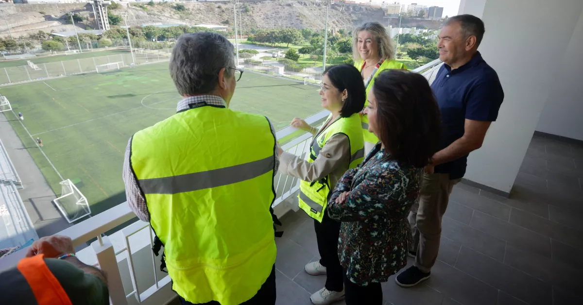 Carolina Darias y Mauricio Roque (de espaldas) presentan las 148 viviendas de Las Rehoyas / AYUNTAMIENTO DE LAS PALMAS