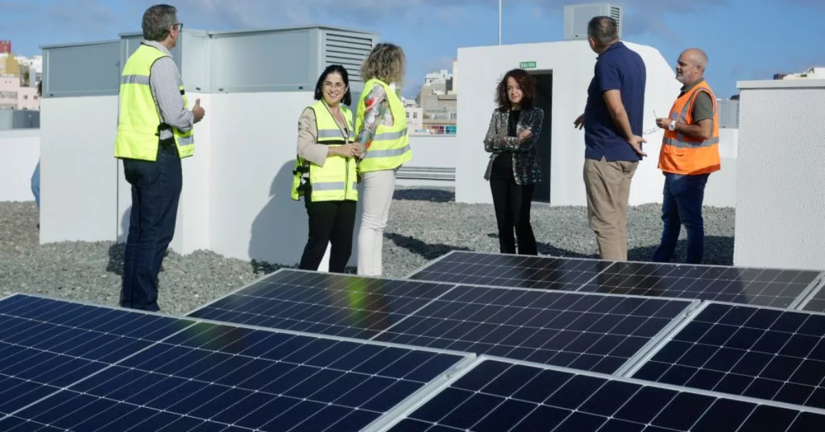 Carolina Darias y Mauricio Roque (de espaldas a la izquierda de la imagen) presentan las 148 viviendas de Las Rehoyas / AYUNTAMIENTO DE LAS PALMAS