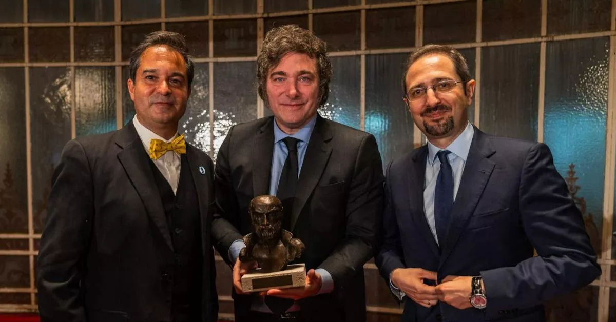 De izquierda a derecha, Gabriel Álvarez, presidente de la Universidad de las Hespérides, Javier Milei, presidente de Argentina, y Manuel Llamas, director del Instituto Juan de Mariana./ ARCHIVO