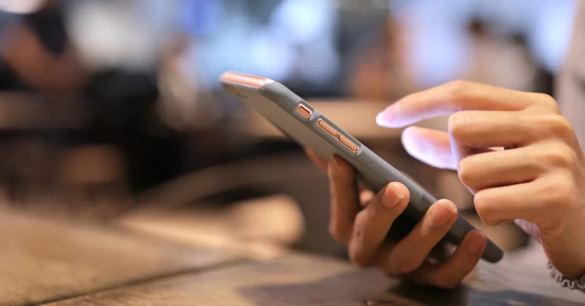 Una persona usa internet en su móvil para ver una app. / IMAGEN DE LA RED