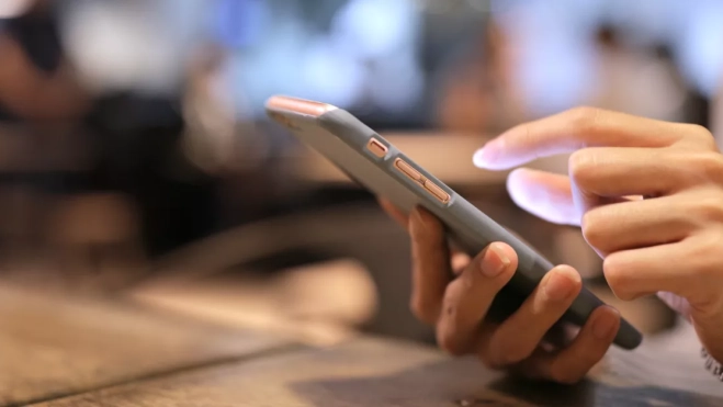 Una persona usa internet en su móvil para ver una app. / IMAGEN DE LA RED