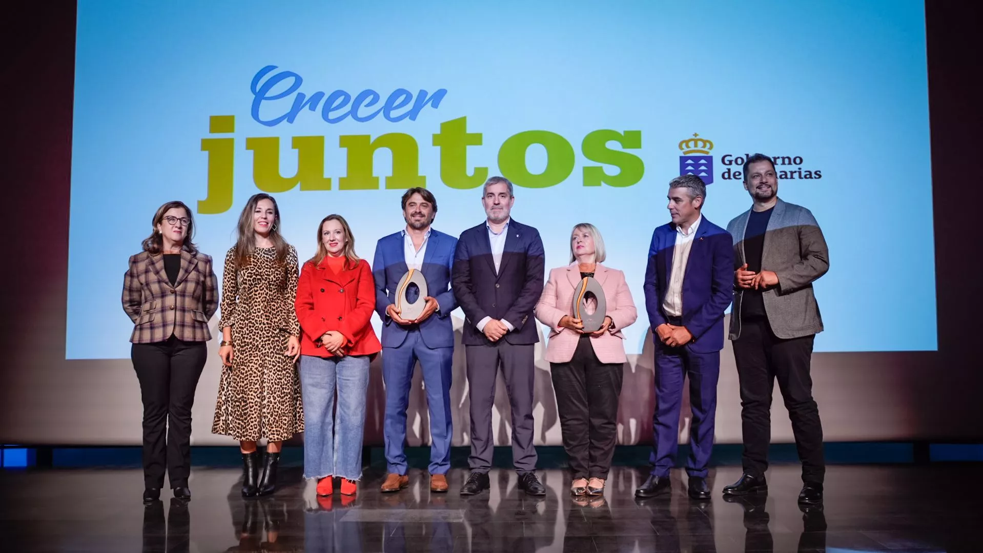 Foto de familia del presidente Clavijo con los premiados de "Crecer juntos"./ CEDIDA