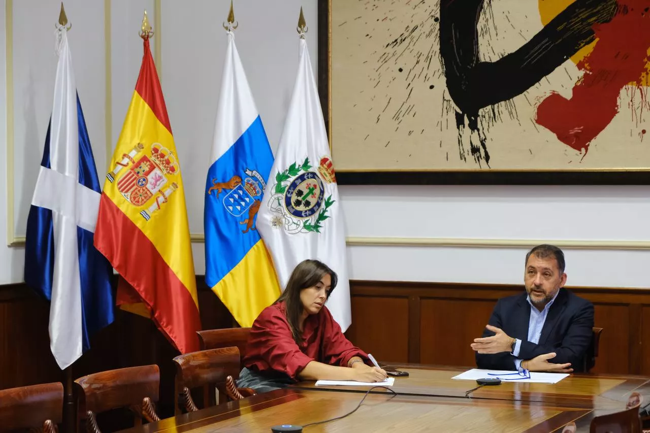 El alcalde de Santa Cruz de Tenerife, José Manuel Bermúdez, y a la concejal de Acción Social, Charín González./ CEDIDA