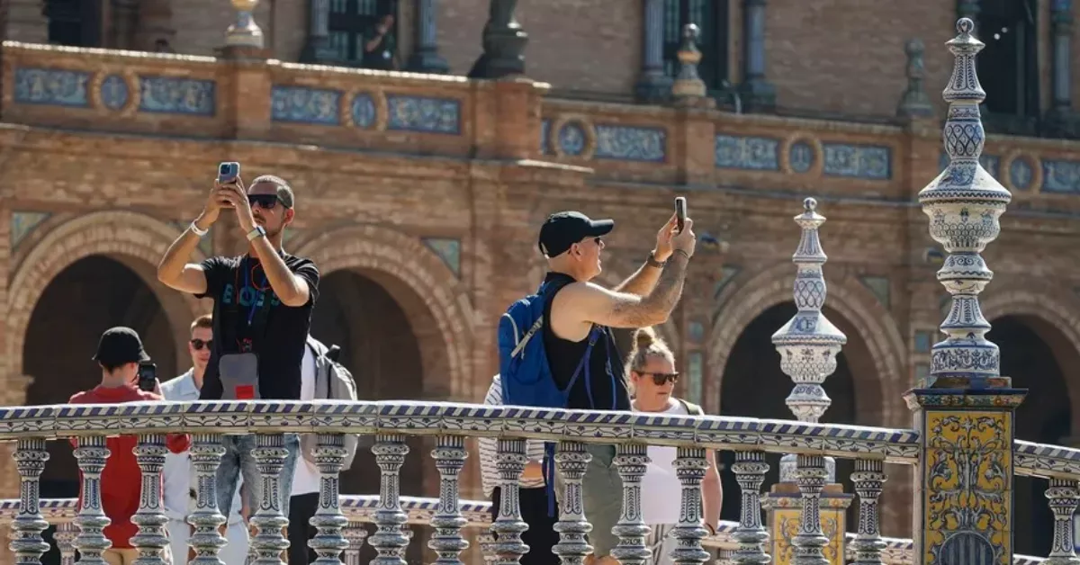 Imagen de turistas sacando fotos / EFE