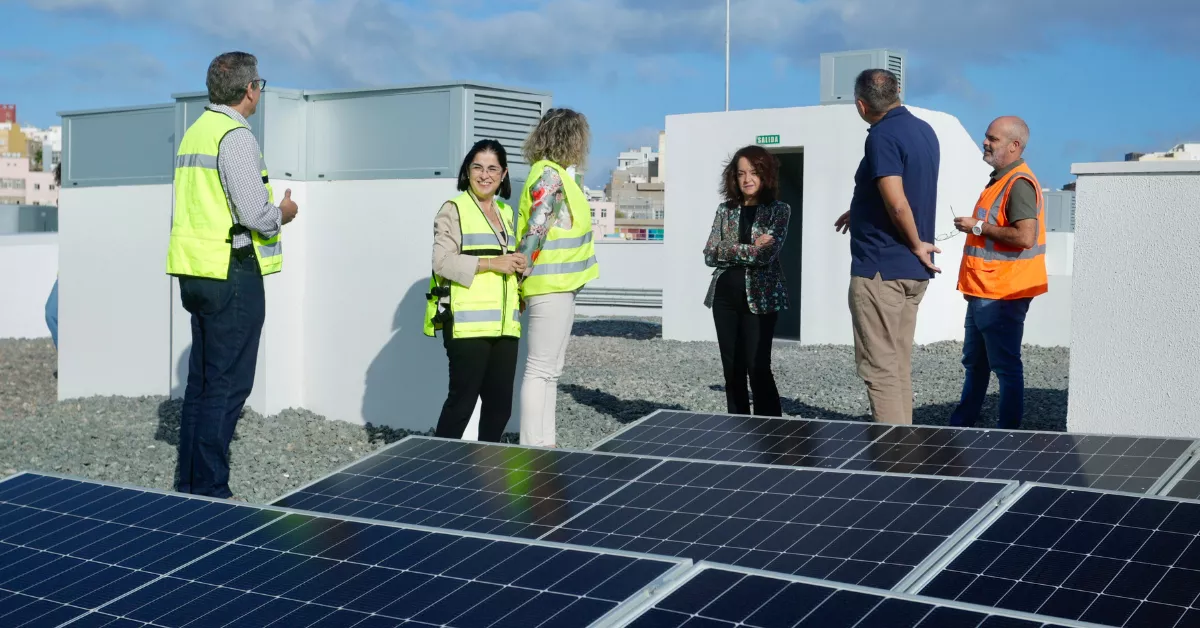 En la imagen, Mauricio Roque (de espaldas a la izquierda de la imagen) y Carolina Darias en las 148 de Las Rehoyas / AYUNTAMIENTO DE LAS PALMAS