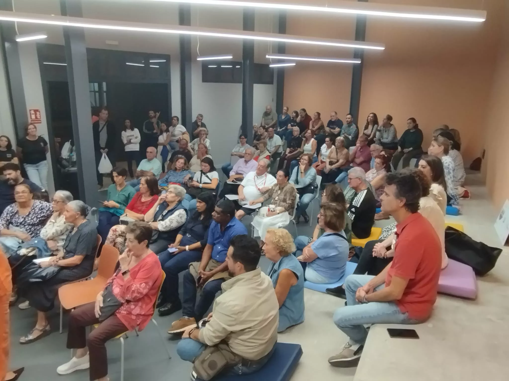Imagen de la última reunión con el Ayuntamiento facilitada por la asociación de vecinos Alcaravaneras. / AH