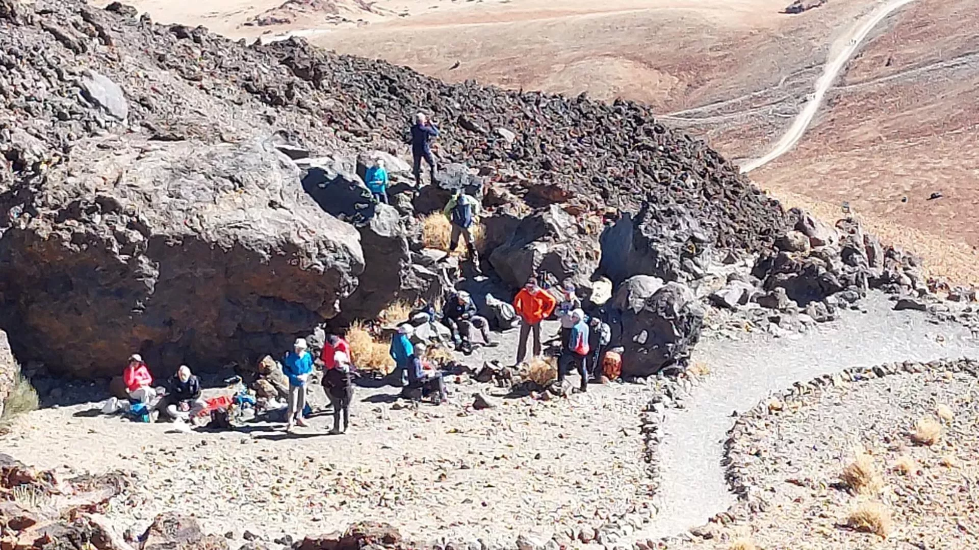 Uno de los grupos rescatados este lunes en el Teide. / EFE-CABILDO DE TENERIFE