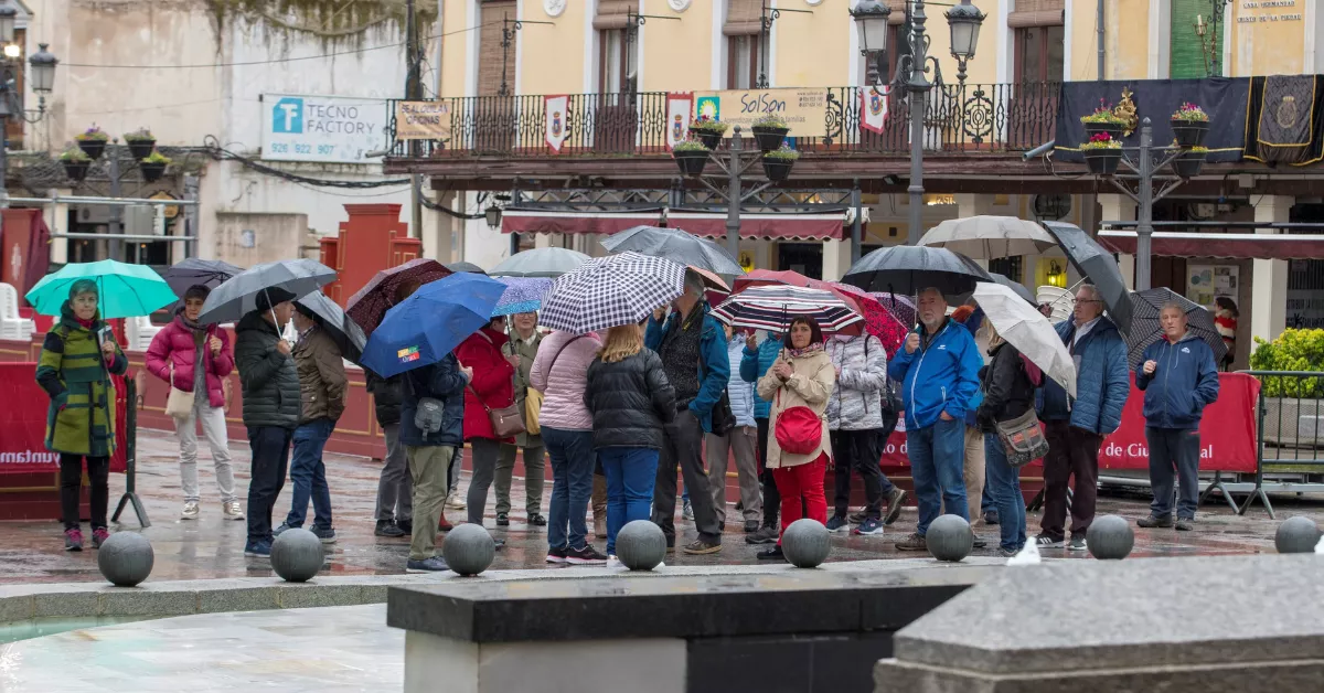 Imagen de un grupo de personas bajo la lluvia / EFE