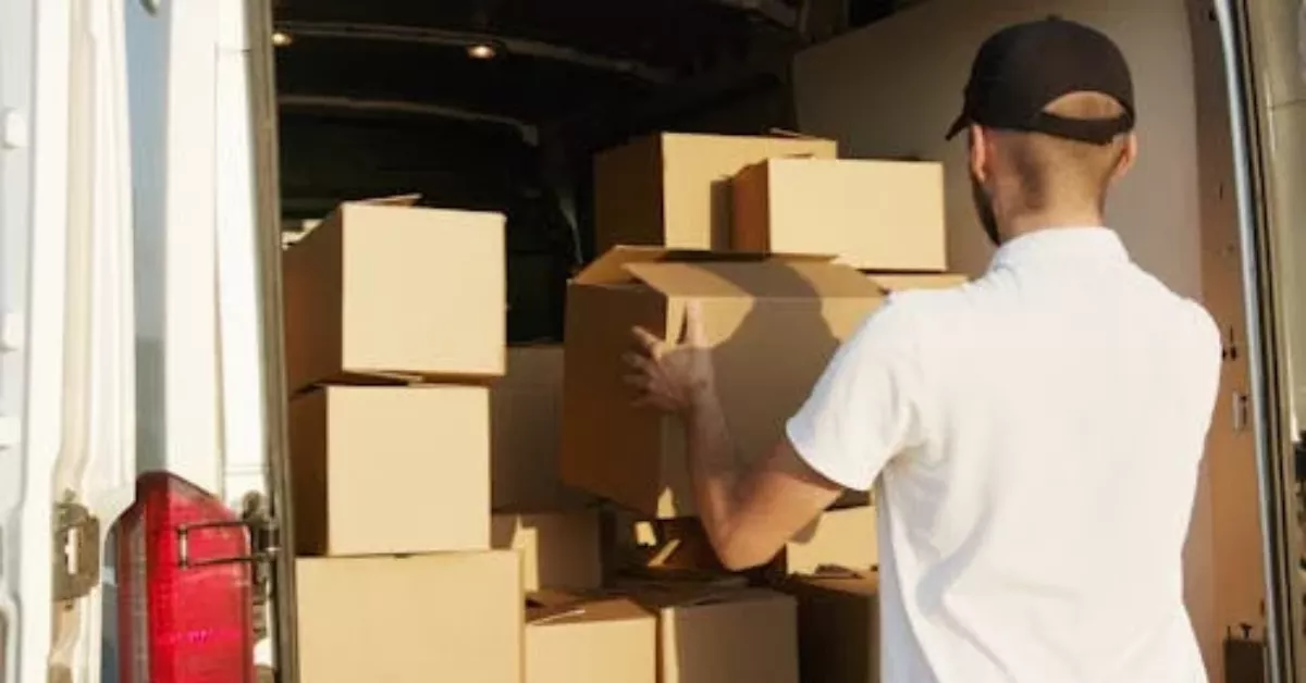 Imagen de una persona haciendo mudanza  PEXELS