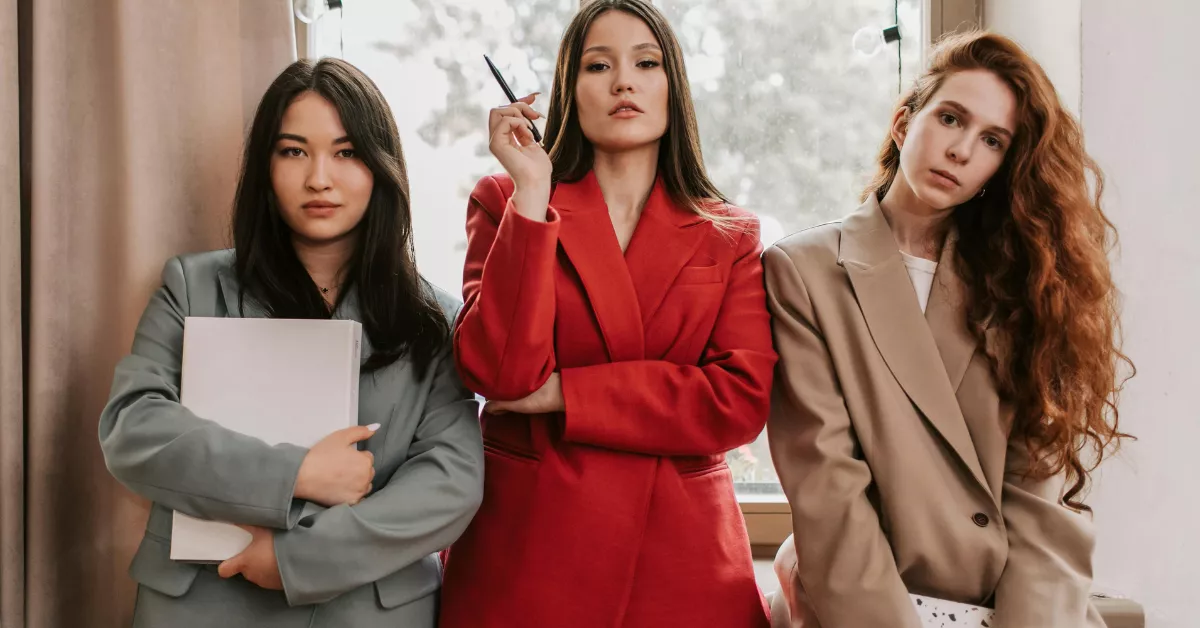 Imagen de mujeres con blazer / PEXELS