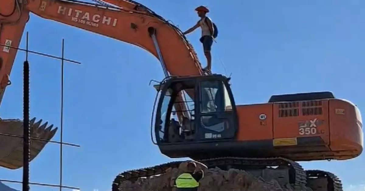 Una persona se encadena a una pala en las obras de Cuna del alma. / ATLÁNTICO HOY