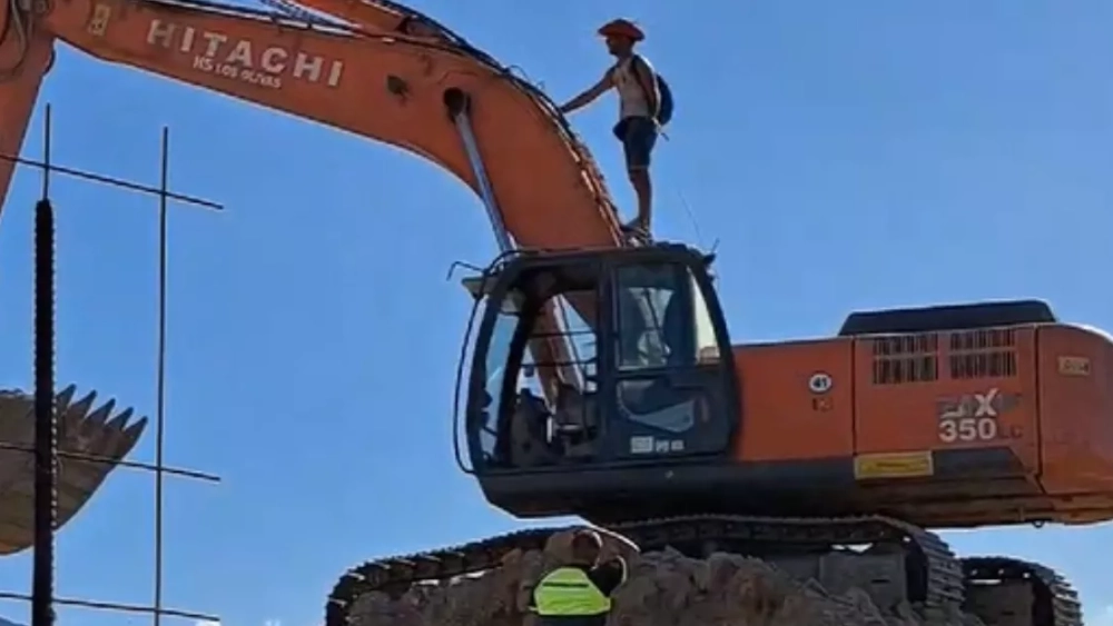 Una persona se encadena a una pala en las obras de Cuna del alma. / ATLÁNTICO HOY