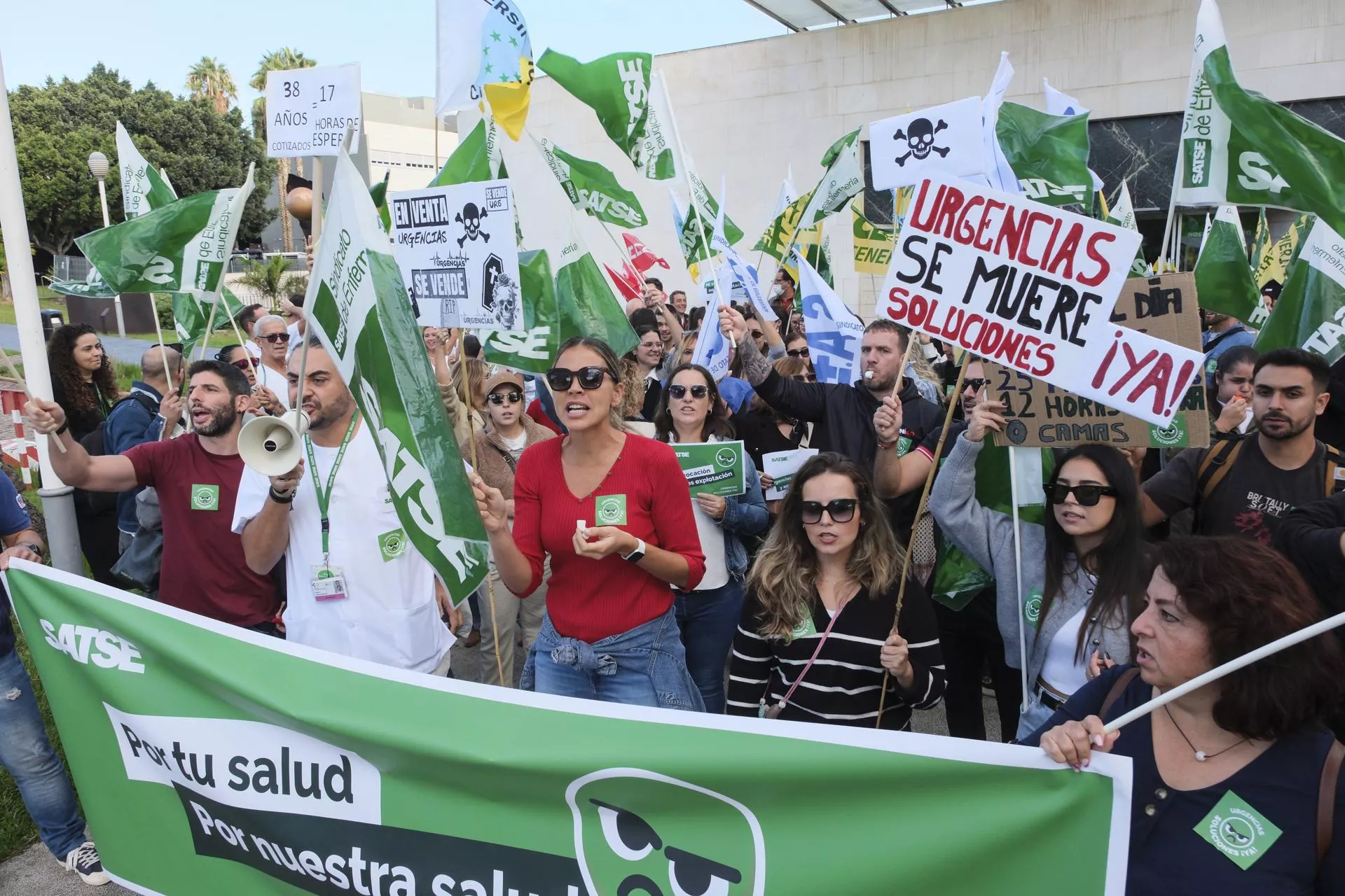 Trabajadores de urgencias del Hospital Universitario de Canarias (Tenerife) piden mejoras en el servicio./ EFE