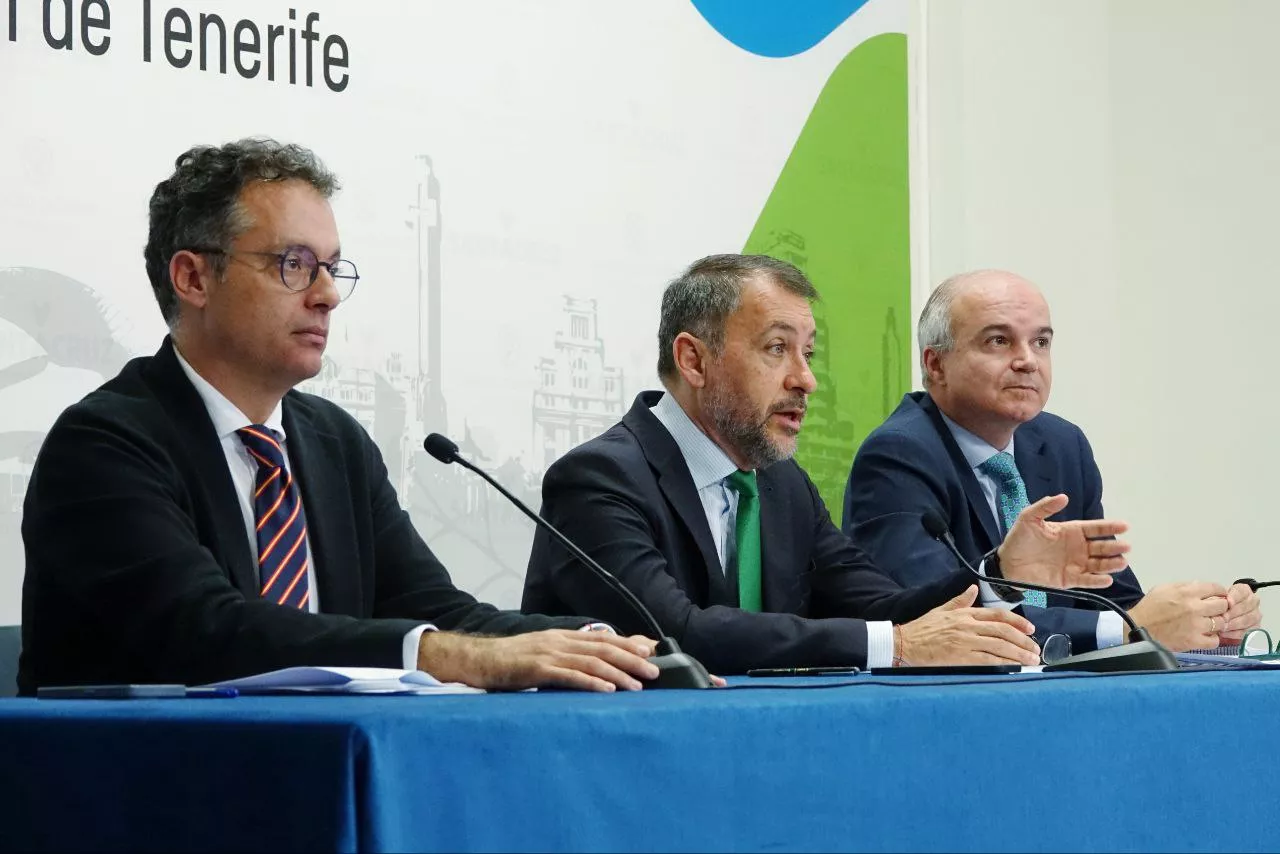 Carlos Tarife, José Manuel Bermúdez y José Alberto Díaz-Estébanez en rueda de prensa de presentación de los Presupuestos 2025 de Santa Cruz/ CEDIDA