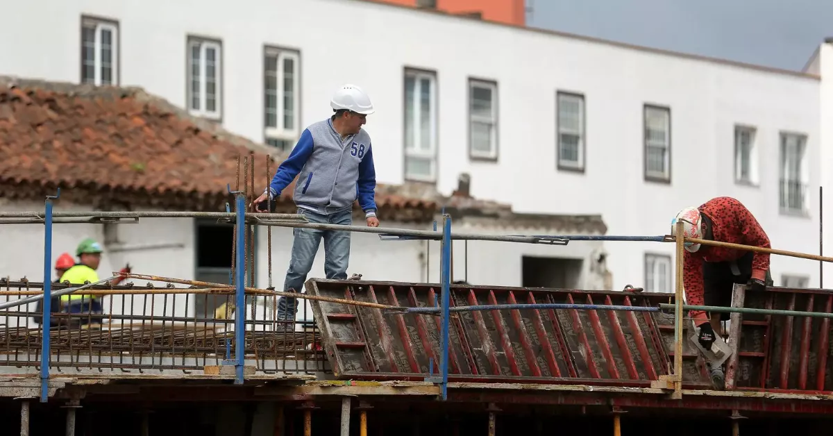Imagen de unos trabajadores de la construcción / EFE
