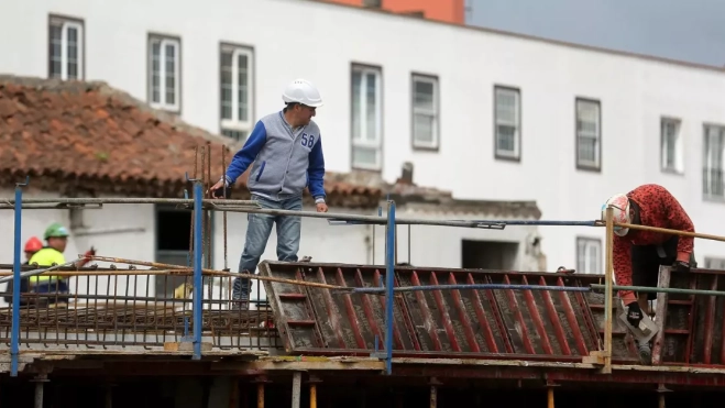 Imagen de unos trabajadores de la construcción / EFE