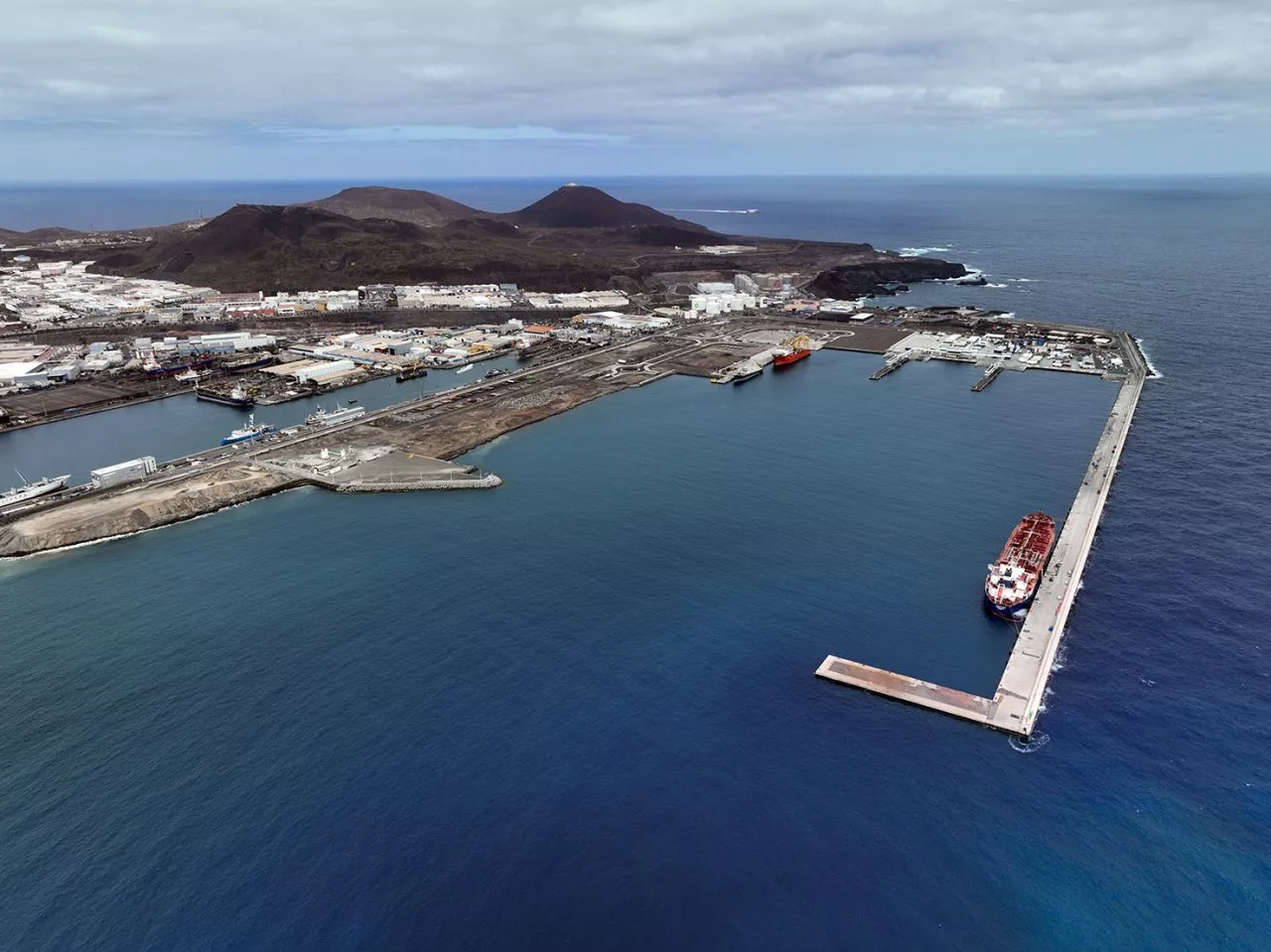 La dársena de África vista desde la entrada al muelle Nelson Mandela,  con la zona al fondo en la que se quiere montar la planta de hidrógeno. / AH