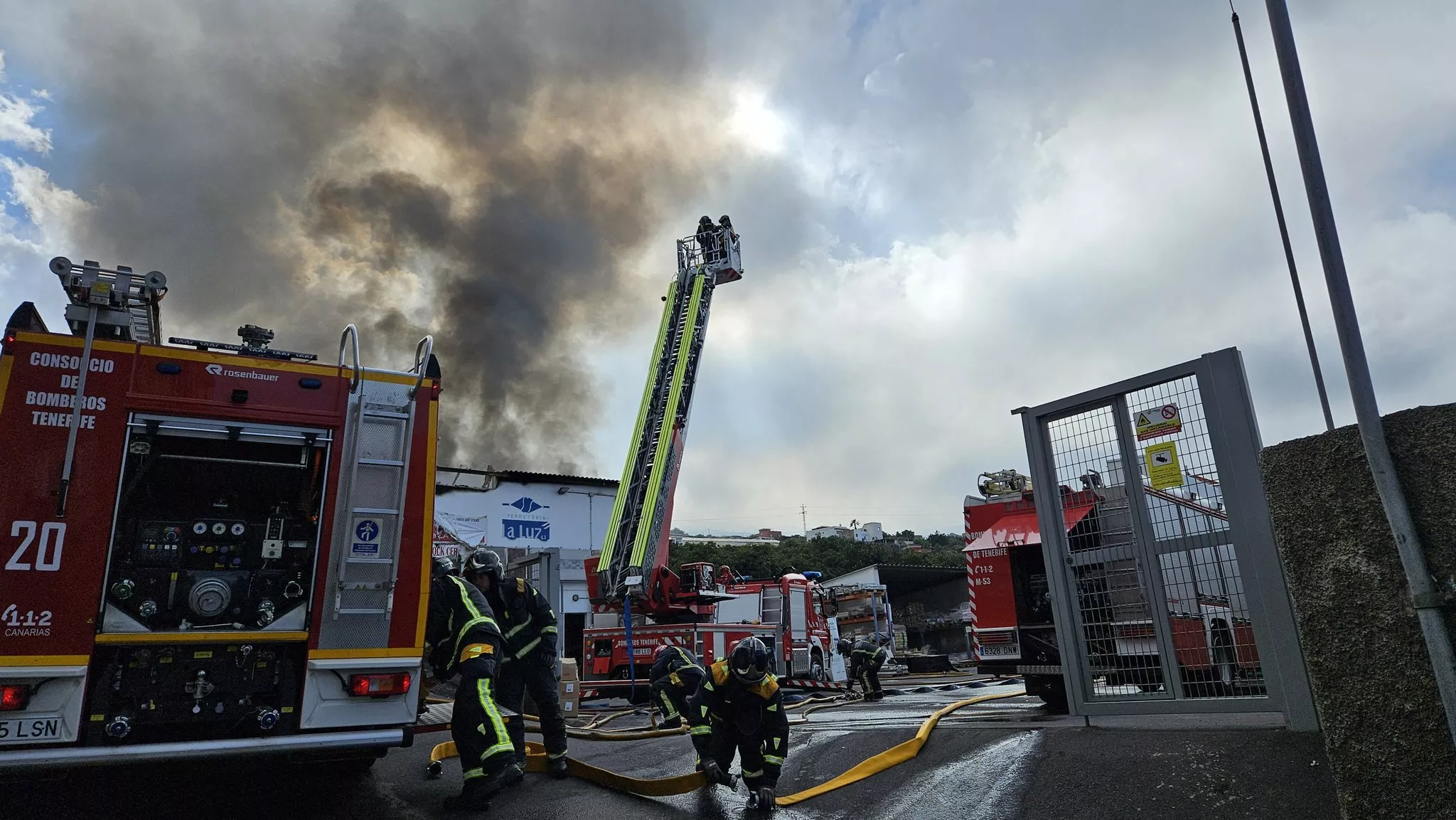 En la imagen, el almacén de la ferretería devorado por el fuego en La Orotova. / AH