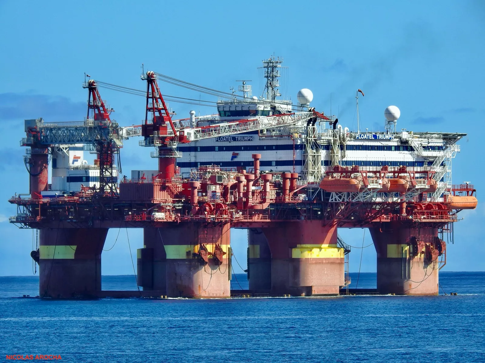 La plataforma 'Floatel Triumph', un hotel con capacidad para 500 trabajadores de la industria offshore. / NICOLÁS AROCHA