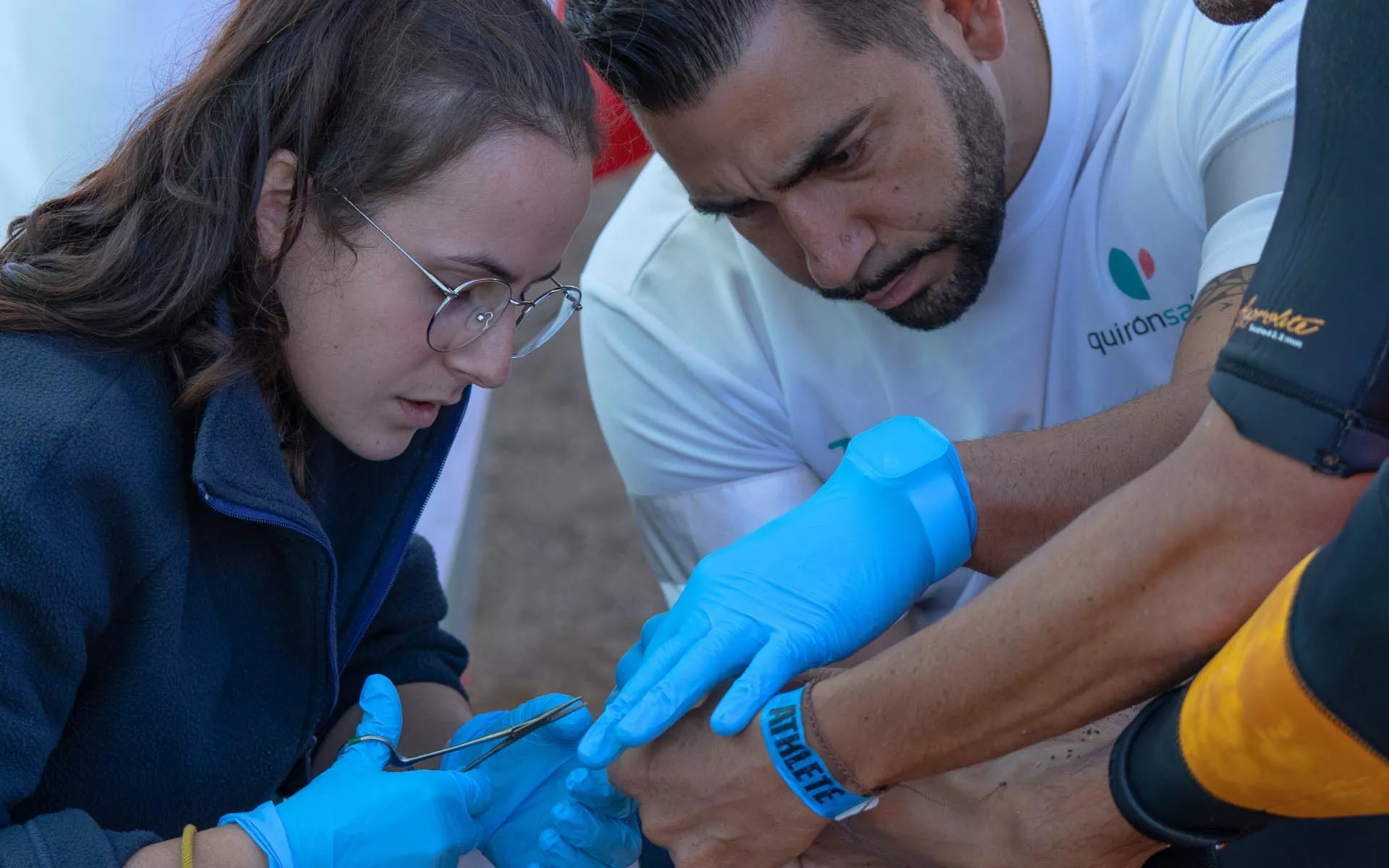 Especialistas de Quirónsalud Costa Adeje atienden a uno de los participantes del Spring Surfest. / QUIRON
