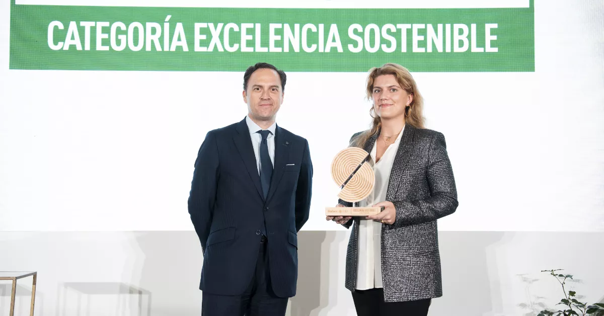 ablo Carrasco, director general de UBS Banca Privada España, entrega el galardón a Cybell Kiessling, directora de Administración del Grupo Loro Parque. / CEDIDA