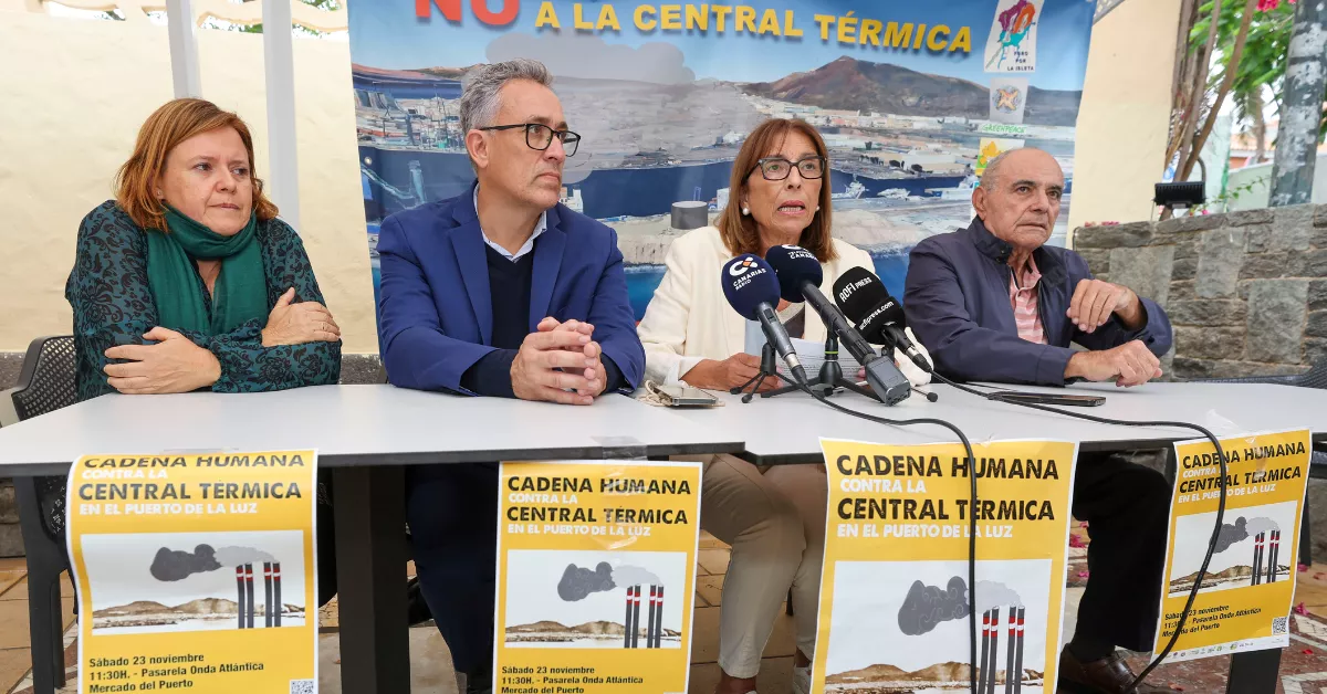 La exjefa de Sanidad Ambiental de la Consejería de Sanidad del Gobierno Canario Maria Luisa Pita (c); el portavoz del Foro La Isleta, Félix Alonso (d); el abogado Antonio Hernández (i), en la rueda de prensa de la cadena humana . / ELVIRA URQUIJO A.-EFE