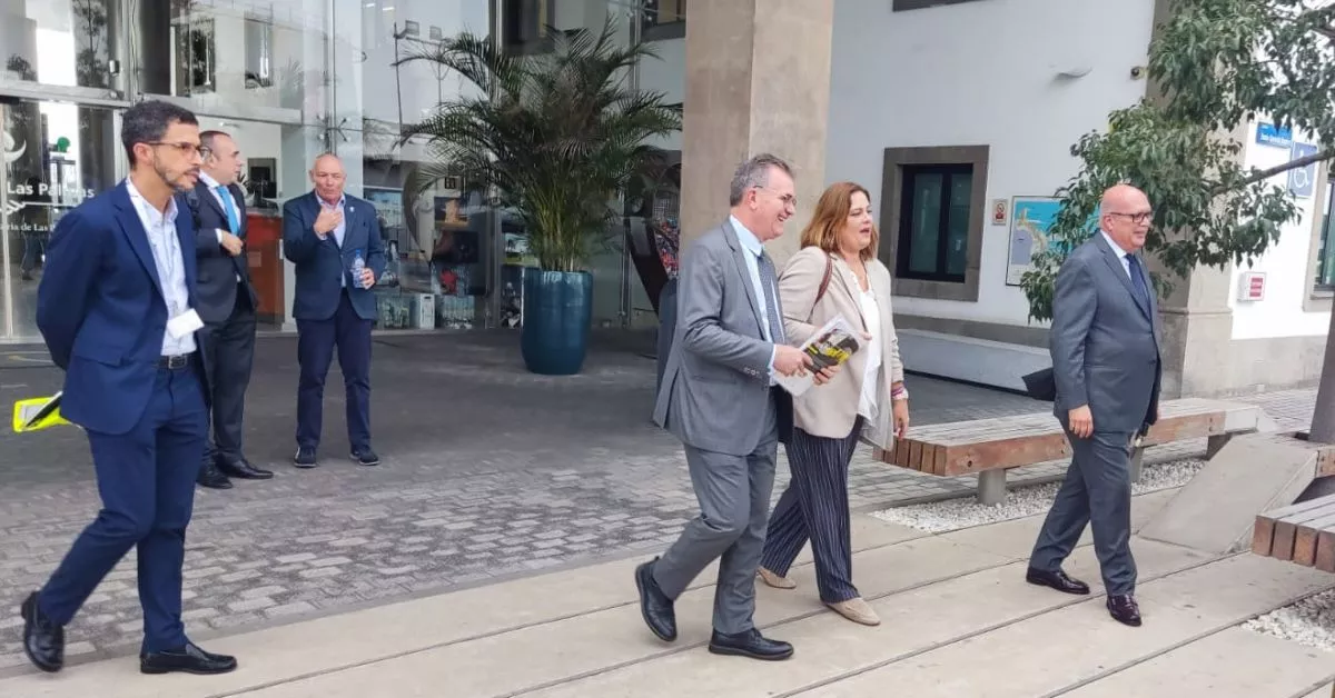 El presidente del Instituto Brasil África (IBRAF), João Bosco, con Beatriz Calzada durante la visita al Puerto de Las Palmas. / AH
