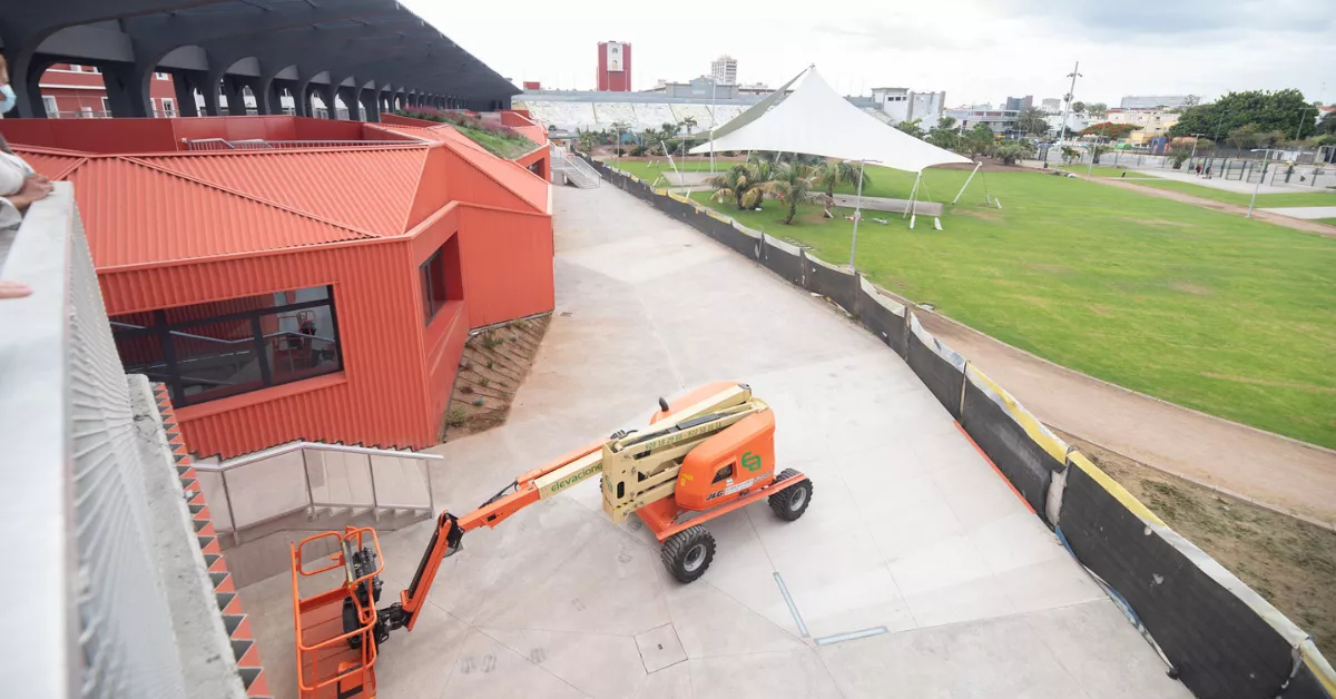 Imagen de la grada tribuna del Estadio Insular en el momento de su rehabilitación / CABILDO DE GRAN CANARIA