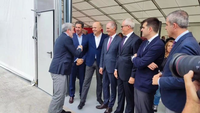 Fernando Clavijo saluda a los socios de Carcanarias en la inauguración de las instalaciones. / AH Fernando Clavijo saluda a los socios de Carcanarias en la inauguración de las instalaciones. / AH