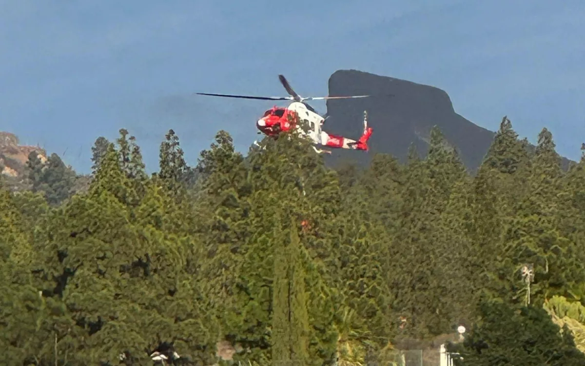 Optimismo en Tágara: confían en controlar los incendios antes del anochecer pese a las tormentas. En la imagen, un helicóptero carga agua para sofocar uno de los focos del incendio. / AH