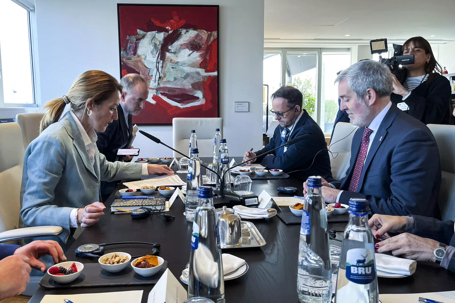 En la imagen, la presidenta del Parlamento Europeo, Roberta Metsola, y el presidente del Gobierno de Canarias, Fernando Clavijo. / SARA MORATO NÚÑEZ-EFE