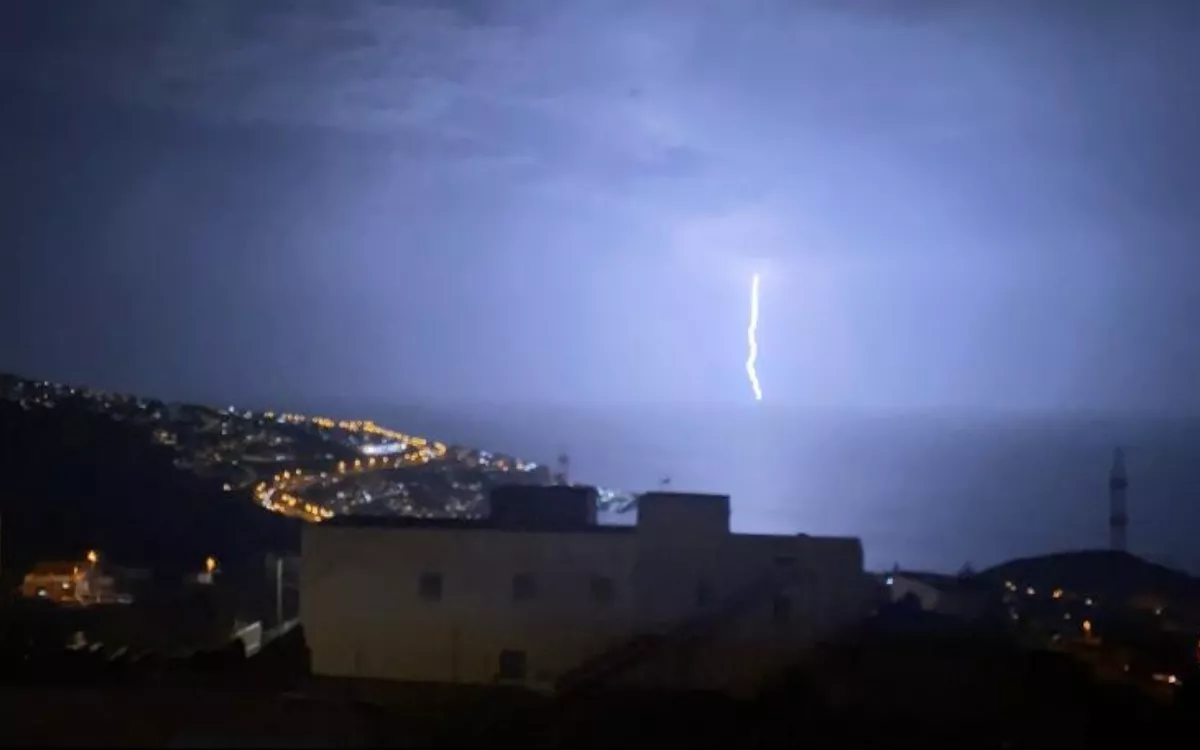 En la imagen, detalle de la tormenta eléctrica que cayó este miércoles sobre Tenerife. / AH