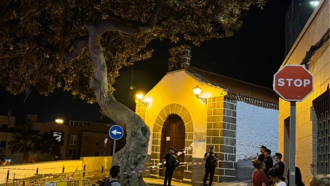 En la imagen, agentes de la Unidad Especial-GOIA y vecinos del Risco de San Nicolás durante la noche del miércoles. / AH
