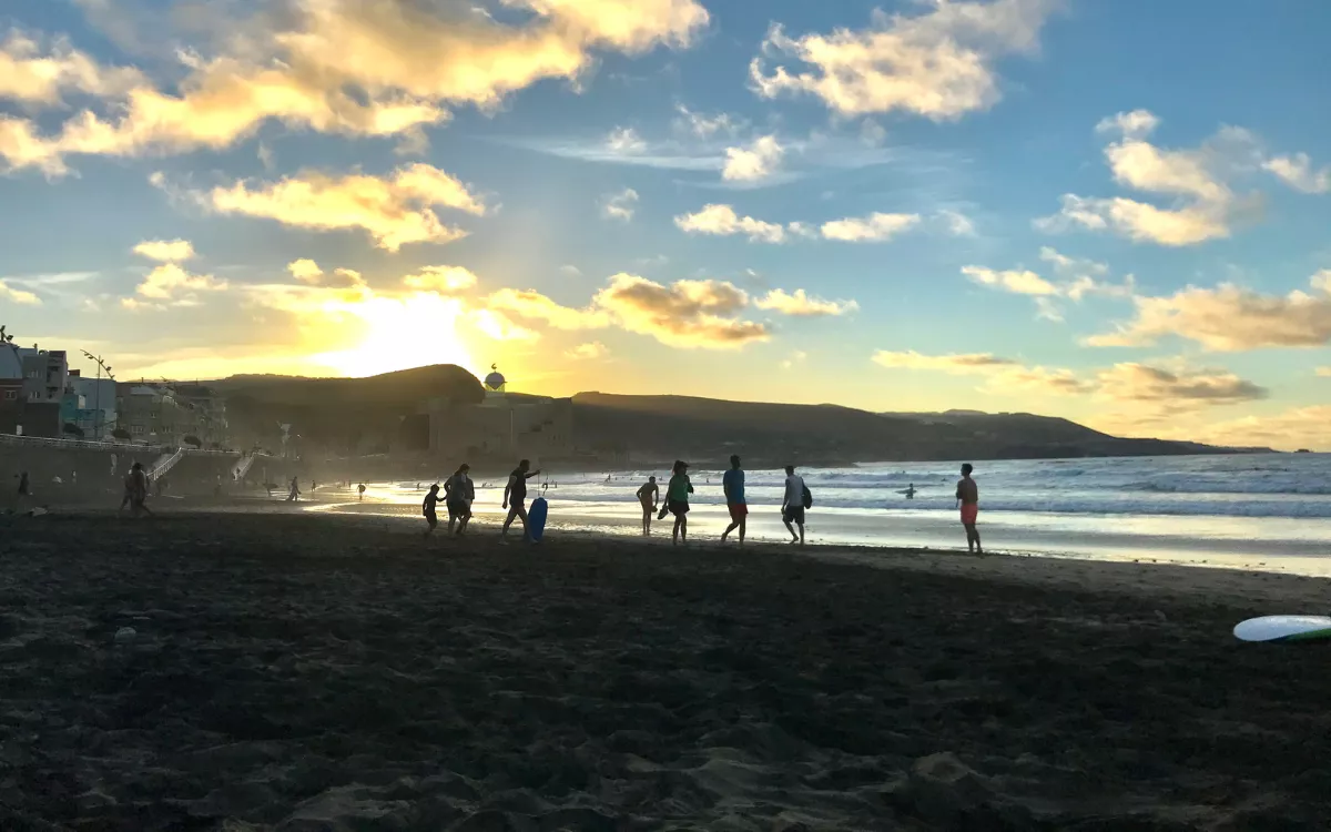 Atardecer en playa de Las Canteras. / AH