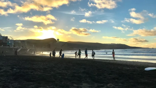 La arena de Las Canteras se queda en casa: el ayuntamiento propone redistribuirla dentro de la playa. / AH