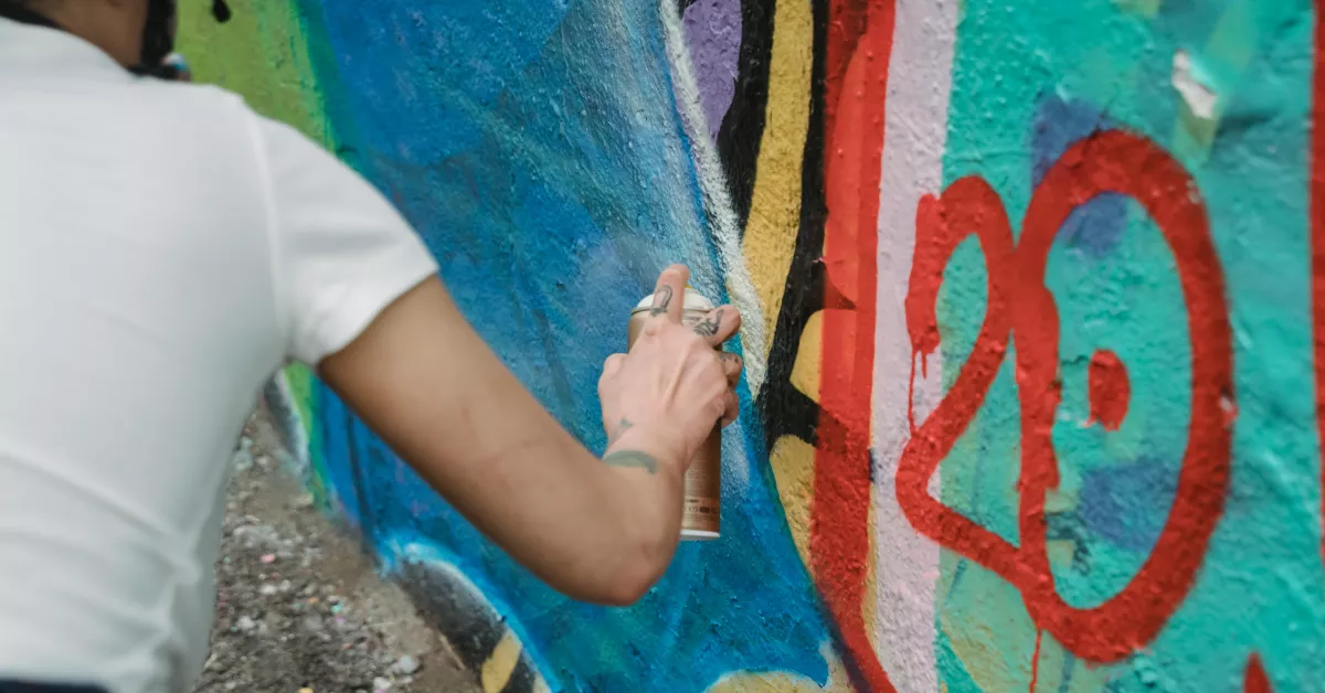 Imagen de una persona pintando un mural / PEXELS