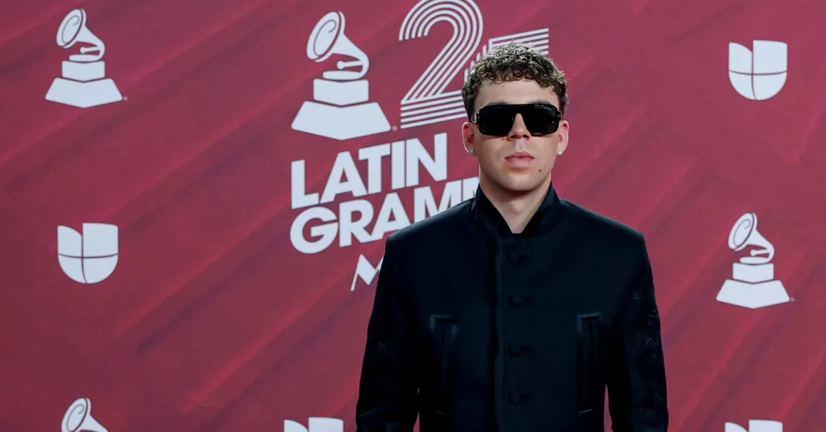 El cantante español Quevedo, posa en la alfombra roja de la 25 entrega anual de los Premios Latin Grammy, este jueves, en el Kaseya Center de Miami, Florida (Estados Unidos). EFE  EVA MARIE UZCÁTE