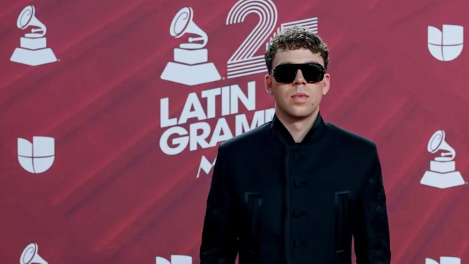 El cantante español Quevedo, posa en la alfombra roja de la 25 entrega anual de los Premios Latin Grammy, este jueves, en el Kaseya Center de Miami, Florida (Estados Unidos). EFEEVA MARIE UZCÁTE
