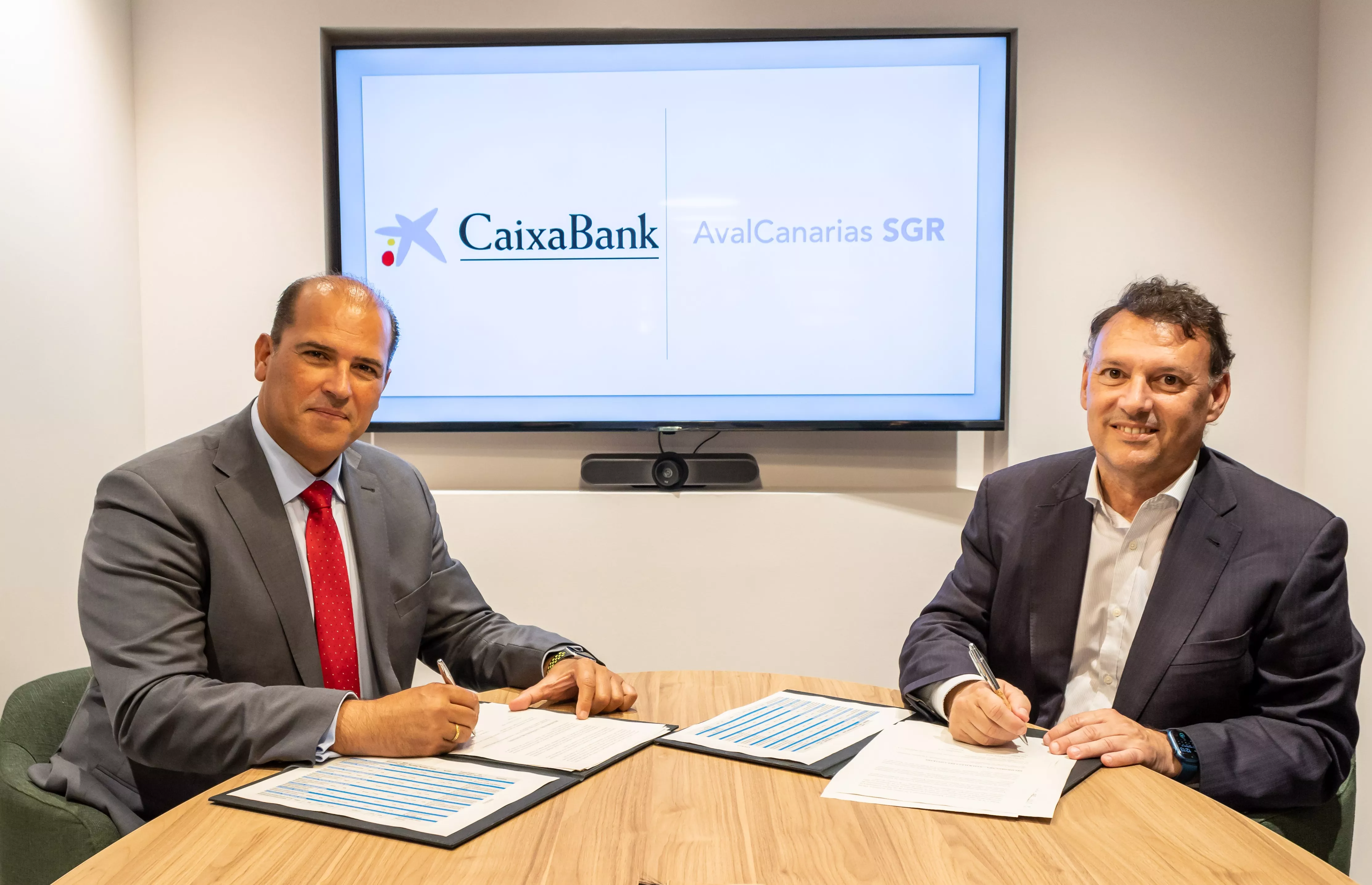 El director territorial de CaixaBank en Canarias, Manuel Afonso, y el presidente de AvalCanarias SGR, Andrés Calvo, durante la firma. / CEDIDA